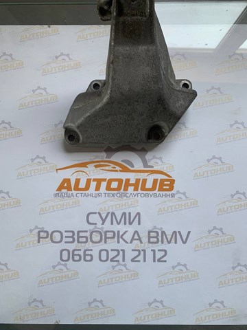 Кронштейн подушки (опори) двигуна, правої 22116857560 BMW