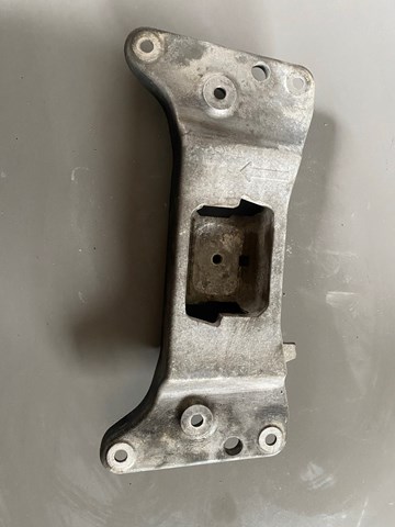 Кріплення кпп 22326777613 BMW
