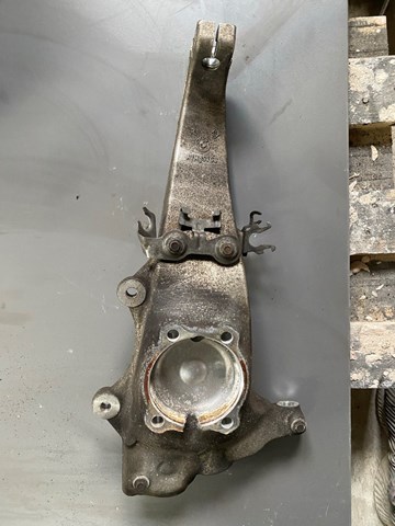 Кулак поворотний передній правий 31216775770 BMW
