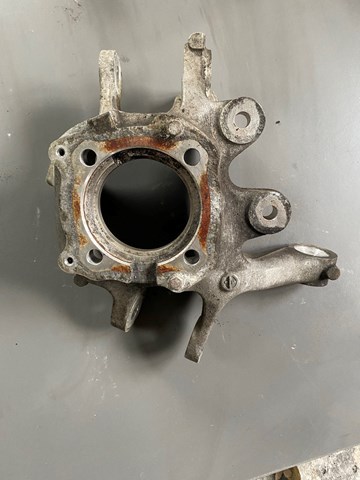 Кулак поворотний лівий 33326793769 BMW