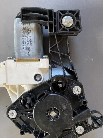 Мотор склопідйомника дверей передніх, правих 51337271564 BMW