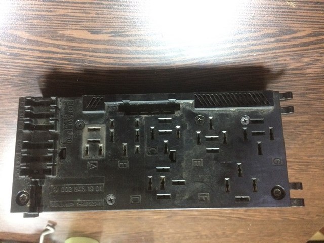 Корпус запобіжників 0025452701 MERCEDES
