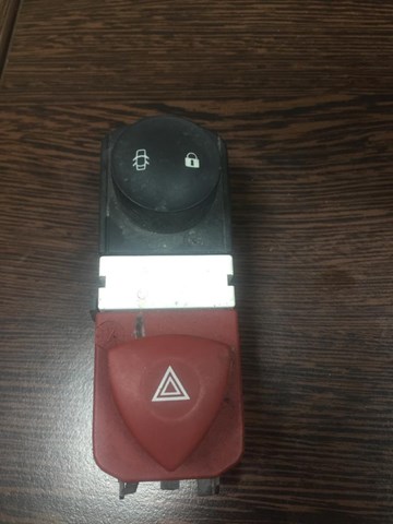 Кнопка включення аварійного сигналу Рено Сценік II