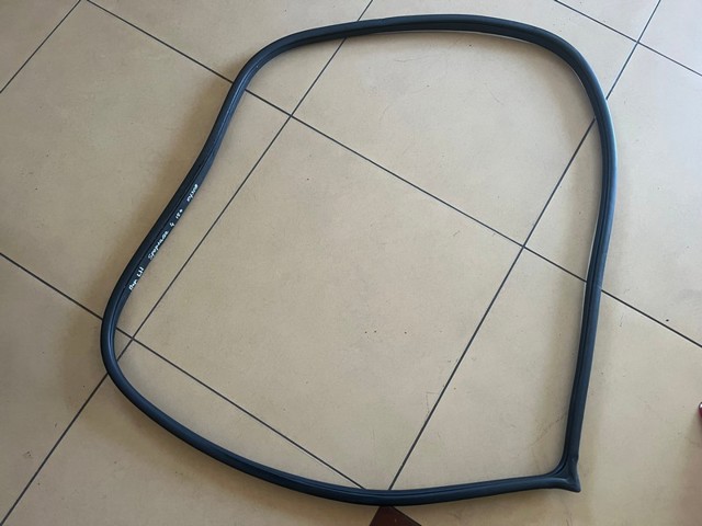 Ущільнювач дверей передніх, на (кузові) 82110F1000 HYUNDAI
