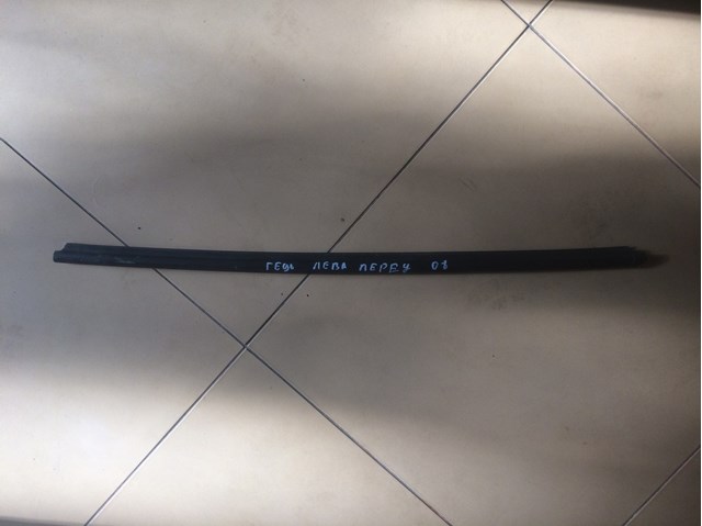 Ущільнювач скла дверей передніх зовнішній (планка) 822101C001 HYUNDAI