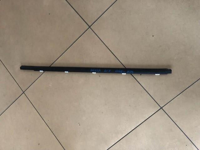 Молдинг опускного скла нижній, двері передньої, правої 82220J9001 HYUNDAI