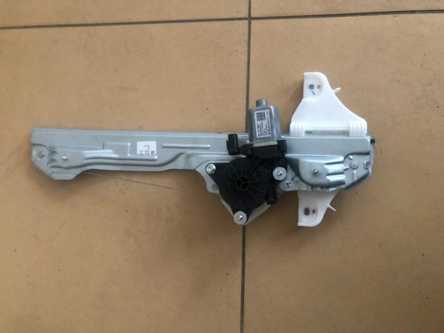Мотор склопідйомника дверей передніх, лівих 82450J9000 HYUNDAI