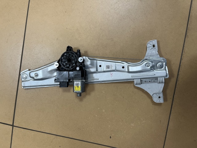 Мотор склопідйомника дверей передніх, правих 82460GI010 HYUNDAI