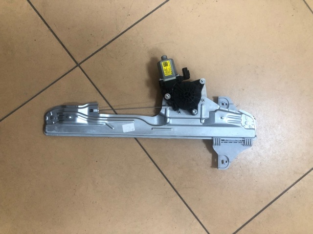 Мотор склопідйомника дверей передніх, правих 82460J9000 HYUNDAI