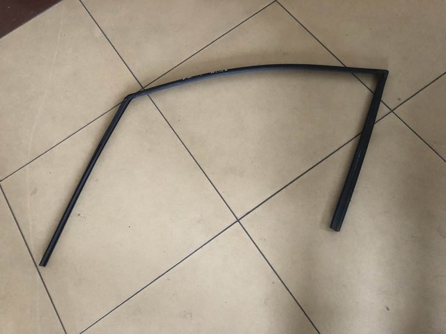 Направляюча скла рамки двері, переднього права 825402W000 HYUNDAI