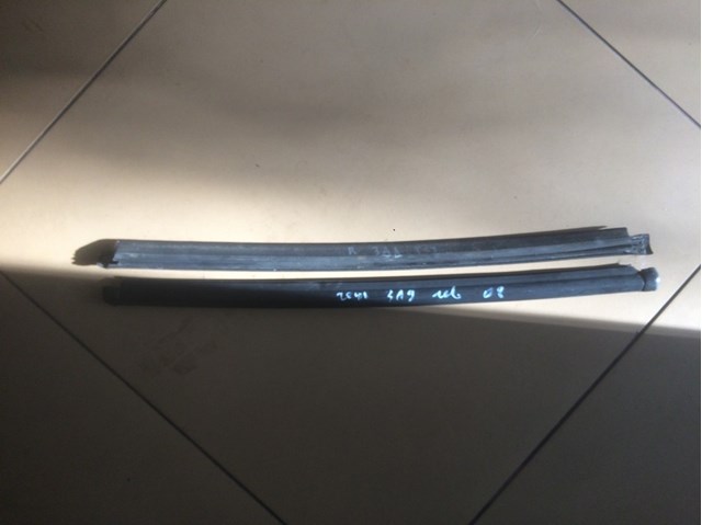 Молдинг опускного скла двері задньої, лівої 832101C001 HYUNDAI