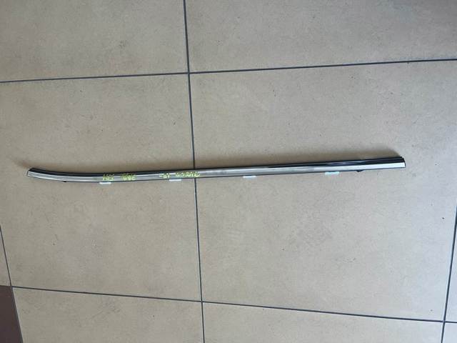 Молдинг опускного скла нижній, двері задньої, правої 83220D3010 HYUNDAI