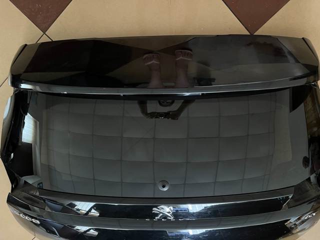 Скло кришки багажника 9812048180 PEUGEOT