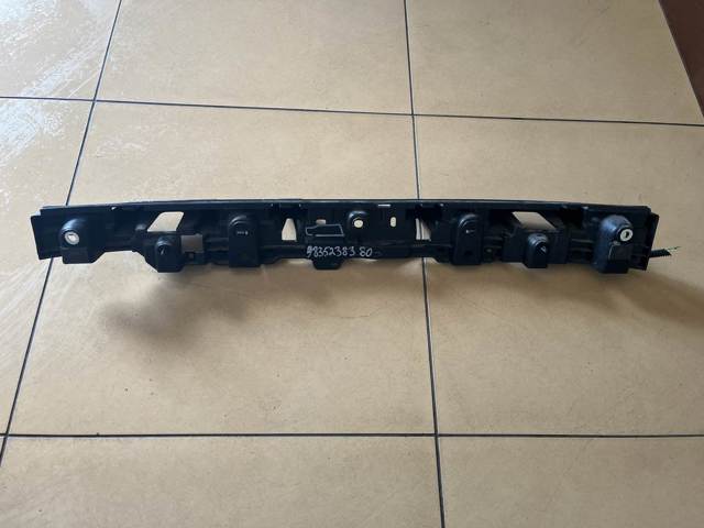Кронштейн бампера заднього, центральний 9835238380 OPEL