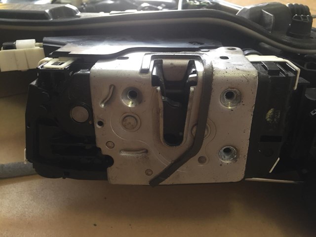 Замок двері правої передньої A1667200635 MERCEDES