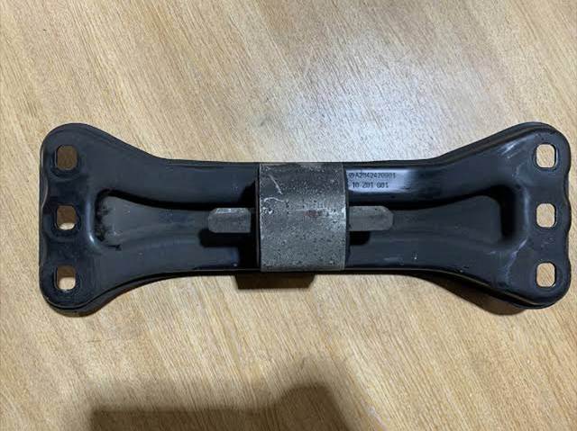 Кріплення кпп A2042420901 MERCEDES
