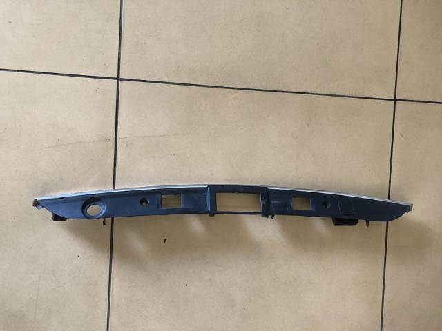 Накладка на кришку багажника A2047400793 MERCEDES