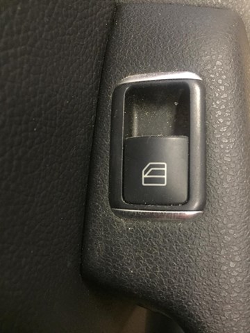 Кнопка вмикання двигуна склопідіймача передня права A2049055502 MERCEDES
