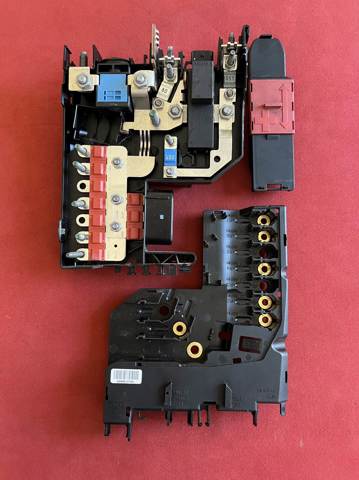 Коробка запобіжників A2075401850 MERCEDES