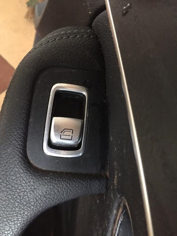 Кнопка вмикання двигуна склопідіймача передня права A2229052203 MERCEDES