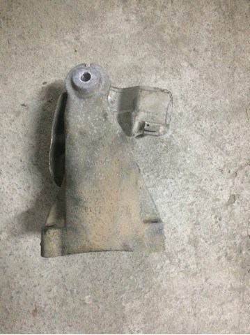 Кронштейн подушки (опори) двигуна, правої A6512231804 MERCEDES