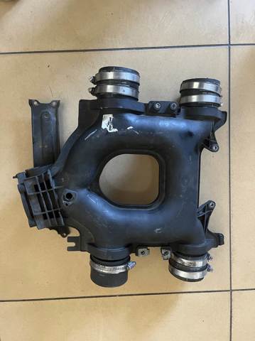 Колектор впускний LR022737 LAND ROVER