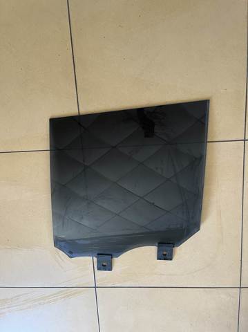 Скло задньої двері лівої LR052677 LAND ROVER