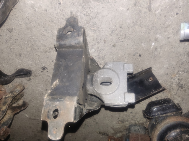 Подушка (опора) двигуна, ліва 123720Q020 TOYOTA