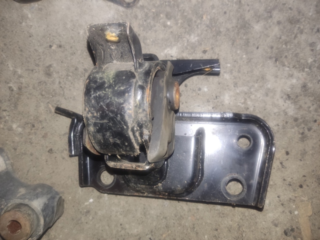 Подушка (опора) двигуна, ліва Тойота Рав 4 IV