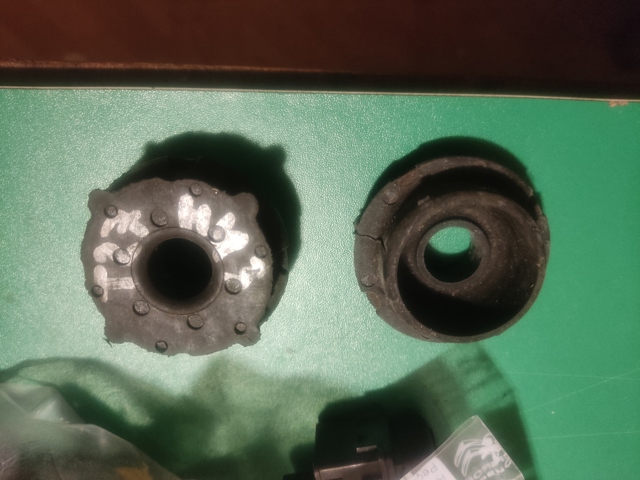 Подушка радіатору нижня 165350D080 TOYOTA