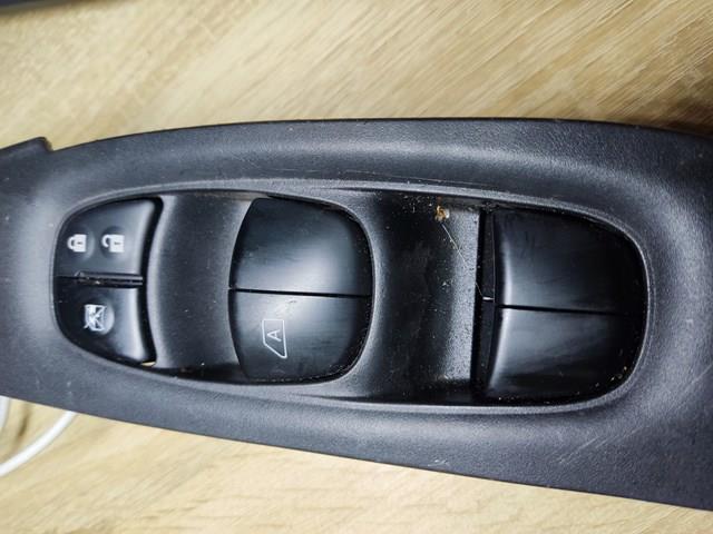 Кнопковий блок керування склопідіймачами передній лівий 254011KA0A NISSAN