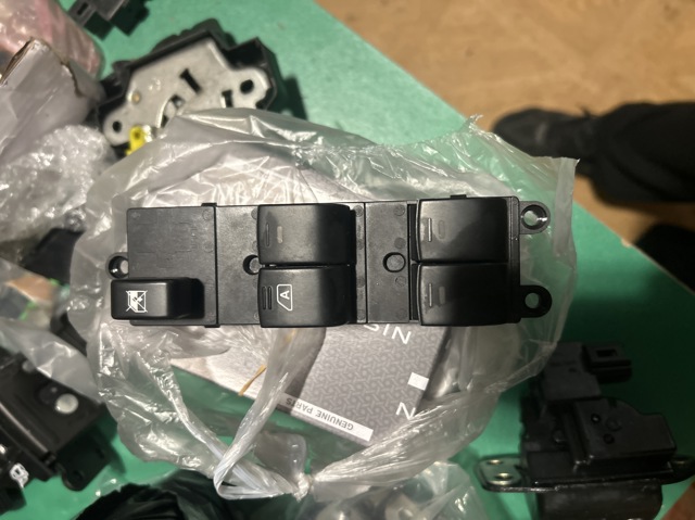 Кнопковий блок керування склопідіймачами передній лівий 25401EB30B NISSAN