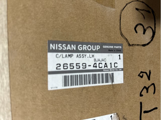 Скло заднього ліхтаря, зовнішнього, правого 265544CA0C NISSAN