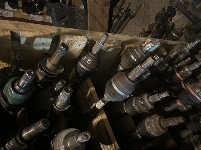 Піввісь передня, права 39100BB22B NISSAN