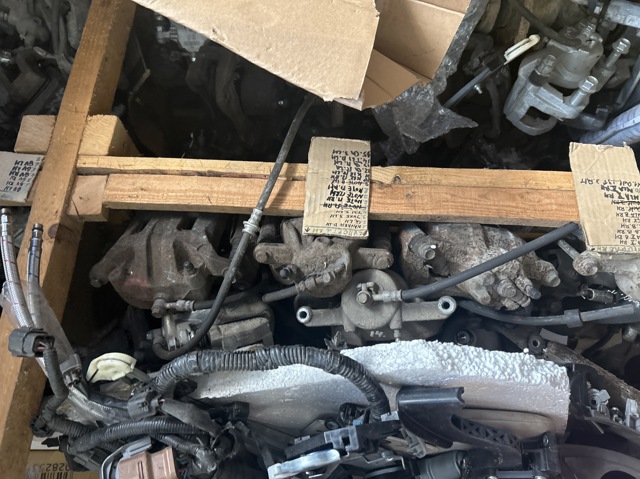 Супорт гальмівний, передній, правий 41001AX601 NISSAN