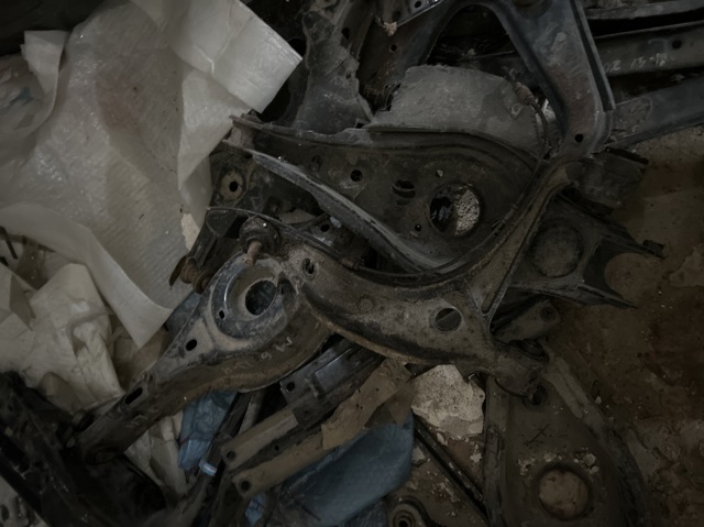 Балансир підвіски задній лівий 4620265J00 SUZUKI