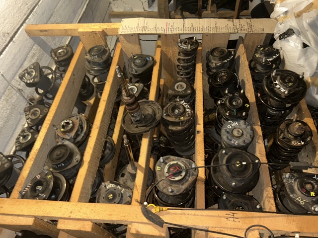 Стійка передня права 4851047041 TOYOTA