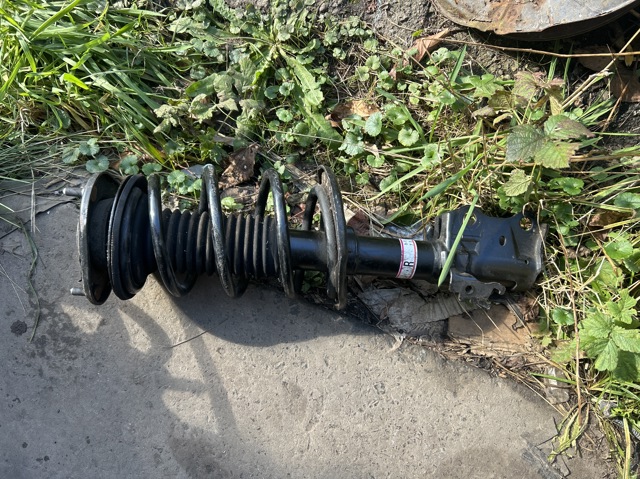 Амортизатор передньої підвіски 4851079105 TOYOTA