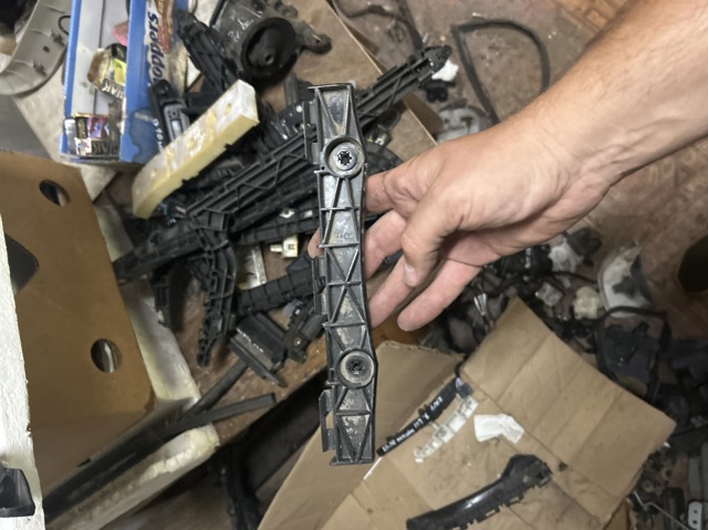 Направляюча заднього бампера, права 5215753040 TOYOTA