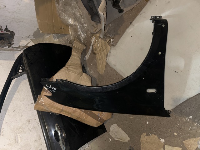 Переднє праве крило 5220A820 MITSUBISHI