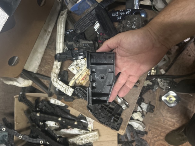 Кронштейн бампера заднього, правий 5256202030 TOYOTA