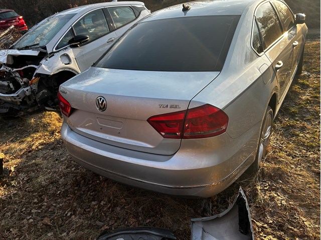 Фара задня права зовнішня 561945096H VAG