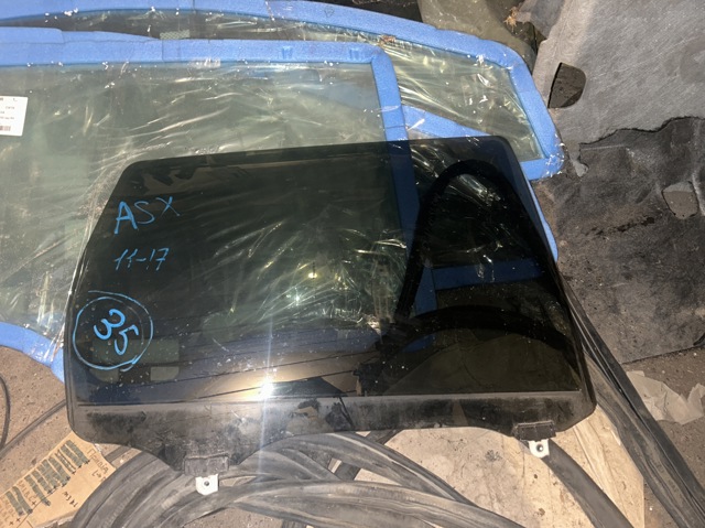 Куточок задніх правих дверей 5736A250 MITSUBISHI