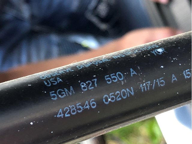 Амортизатор двері 3/5-ї задньої 5GM827550A VAG