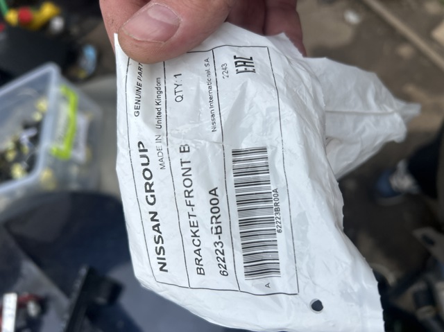 Ліве кріплення переднього бампера 62223BR00A NISSAN