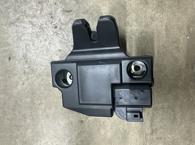 Замок дверей багажника 6461012390 TOYOTA