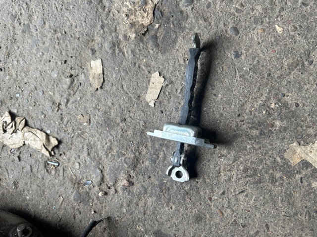 Обмежувач відкриття дверей, передній 6861042051 TOYOTA