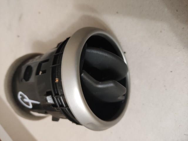 Решітка повітропровода 68760JD10A NISSAN