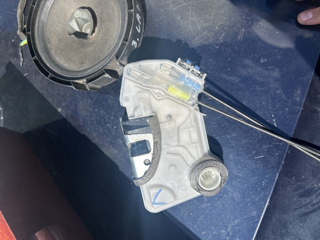 Замок двері правої передньої 6903002521 TOYOTA