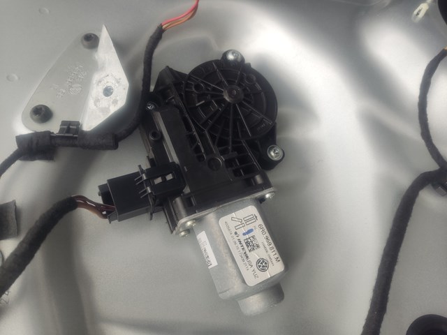 Двигун склопідіймача двері передньої, лівої 6R0959811M VAG